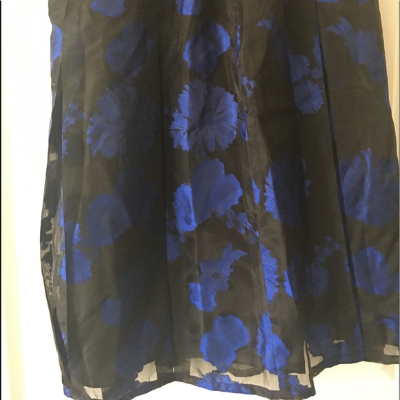 Black and Blue flower print Skirt - Picture 3 of 6